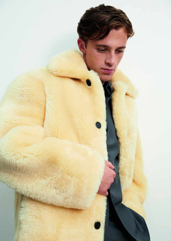 Benjamin Voisin en blouson en shearling mérinos, surchemise et pantalon en laine technique, GUCCI.