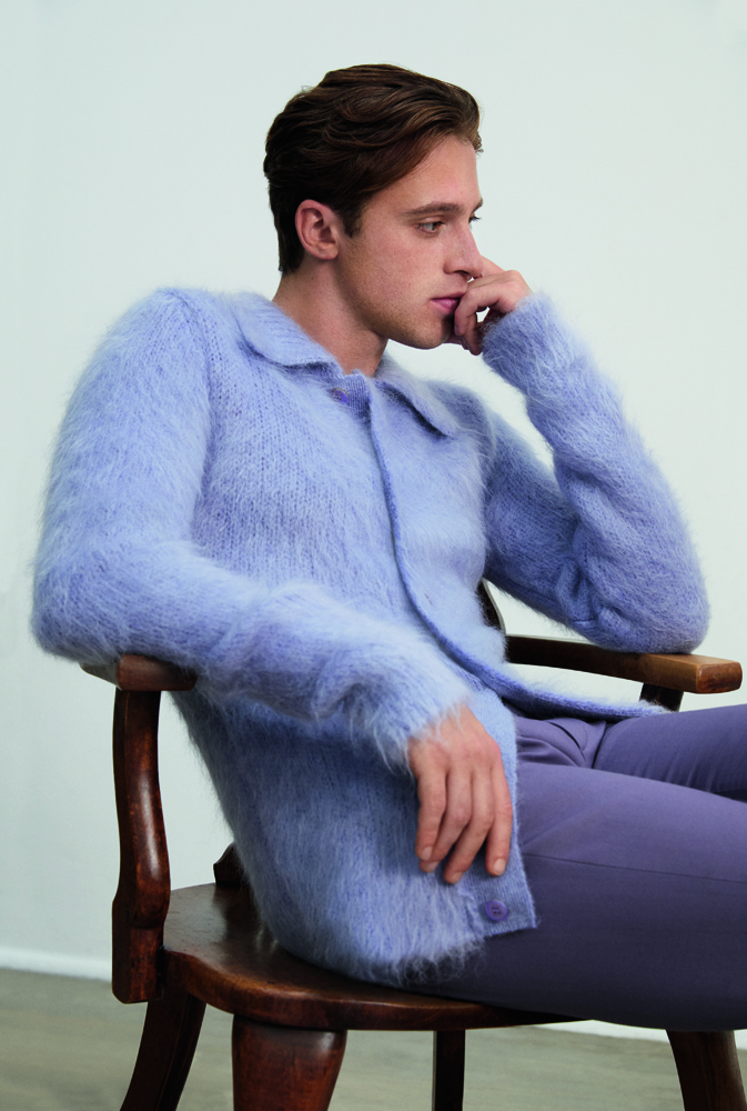 Benjamin Voisin en Cardigan en laine mohair et pantalon en gabardine de laine, GUCCI. 