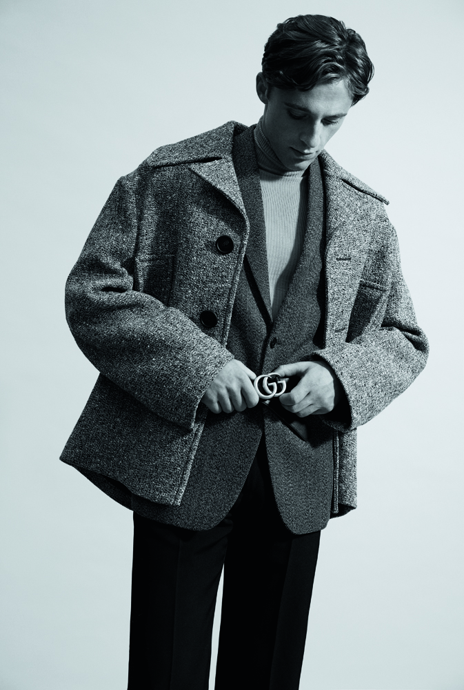 Benjamin Voisin en caban en coton et laine moulinée, veste en laine moulinée, sous-pull à col roulé en viscose, pantalon en drap de laine et ceinture, GUCCI.