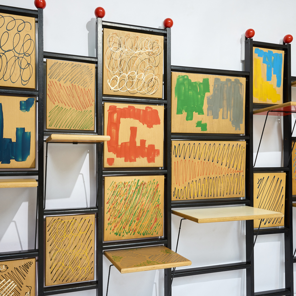 Bibliothèque modulable Luigi, O Mi Amate Voi (1982) de Gaetano Pesce (édition Bernini). Hêtre peint et métal, 213 x 205 x 48 cm. Présentée sur le stand de Pulp Galerie. © Narophoto. Courtesy of Pulp Galerie.