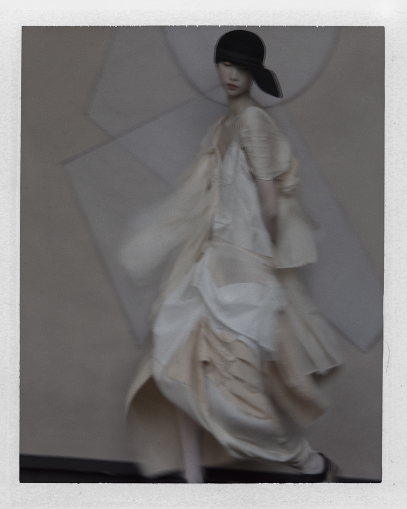 Fashion 4, Yohji Yamamoto, 1996 ; image issue de Dialogue – Yohji Yamamoto and Sarah Moon (delpire & co, 2025). © Sarah Moon / pour les modèles © Yohji Yamamoto Inc.