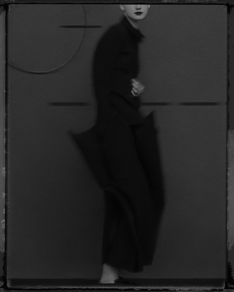 Fashion 4, Yohji Yamamoto, 1996 ; image issue de Dialogue – Yohji Yamamoto and Sarah Moon (delpire & co, 2025). © Sarah Moon / pour les modèles © Yohji Yamamoto Inc.