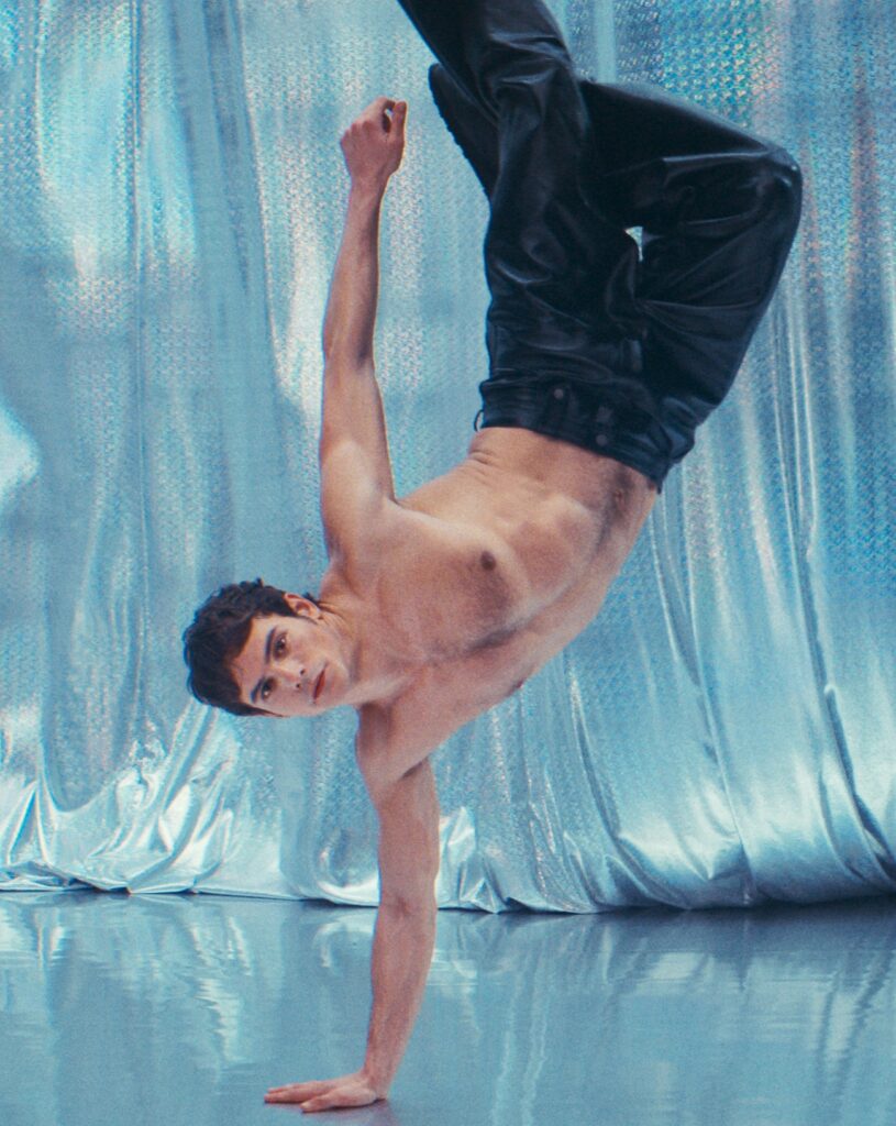 Antoine Simony, l'acteur de la série sur les 2Be3.