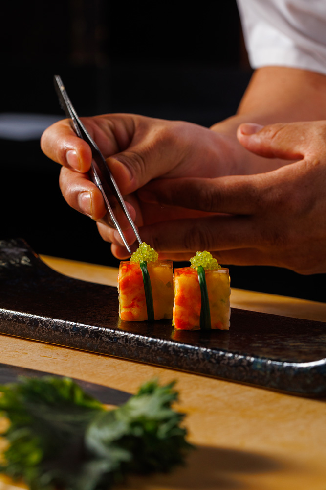 Les sushis créatifs du restaurant aqua kyoto sur les champs élysées avec vue sur la tour eiffel.