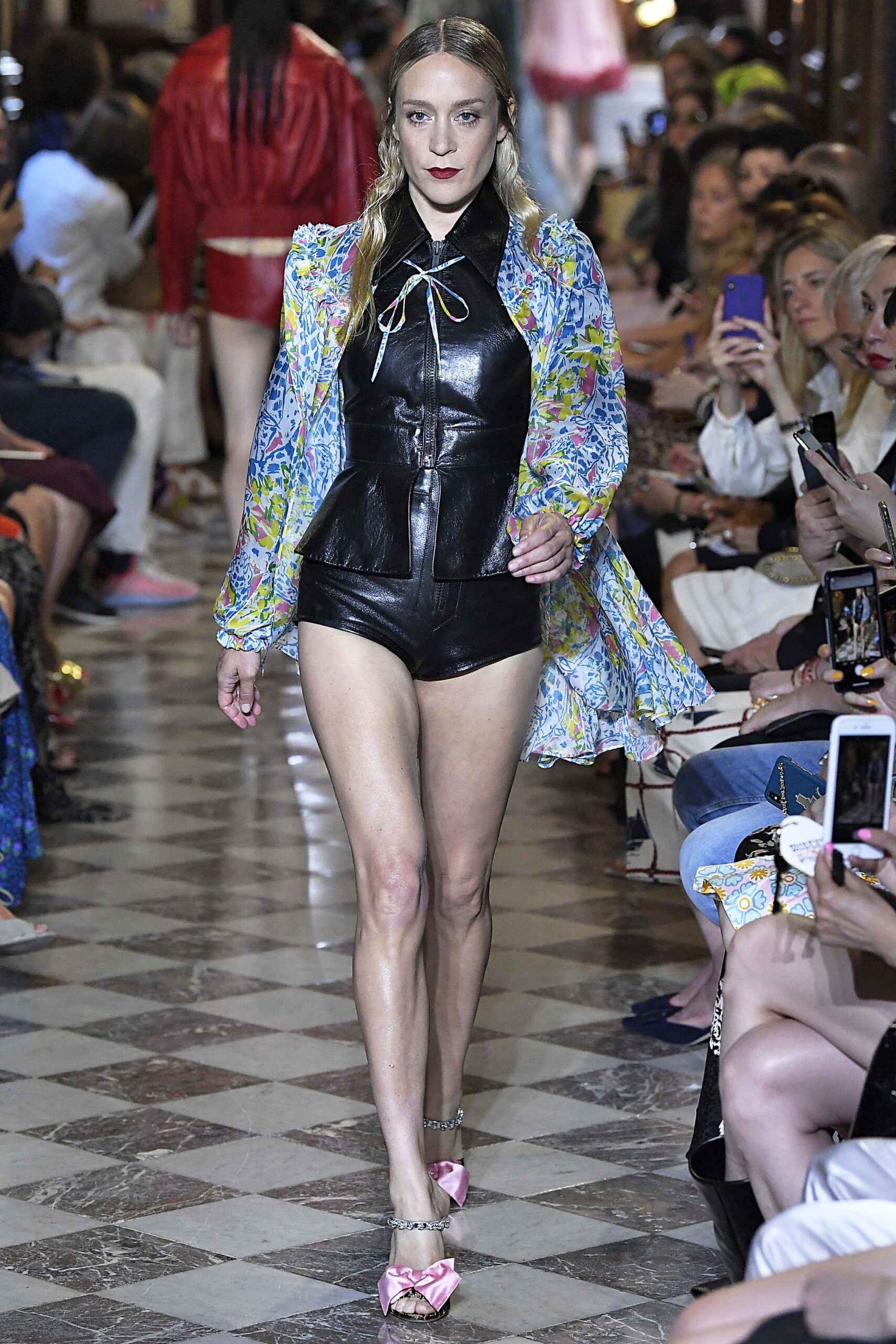 Chloë Sevigny au défilé Miu Miu Cruise à Paris, le 30 juin 2018. Photo par Victor VIRGILE/Gamma-Rapho via Getty Images.