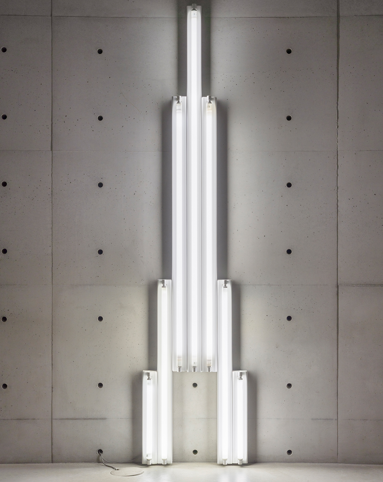 Dan Flavin “monument” for V. Tatlin, 1964 Lumière froide fluorescente 305 × 70 x 11,5 cm Pinault Collection © Stephen Flavin / Adagp, Paris, 2025 Photo : Jean-François Molliere