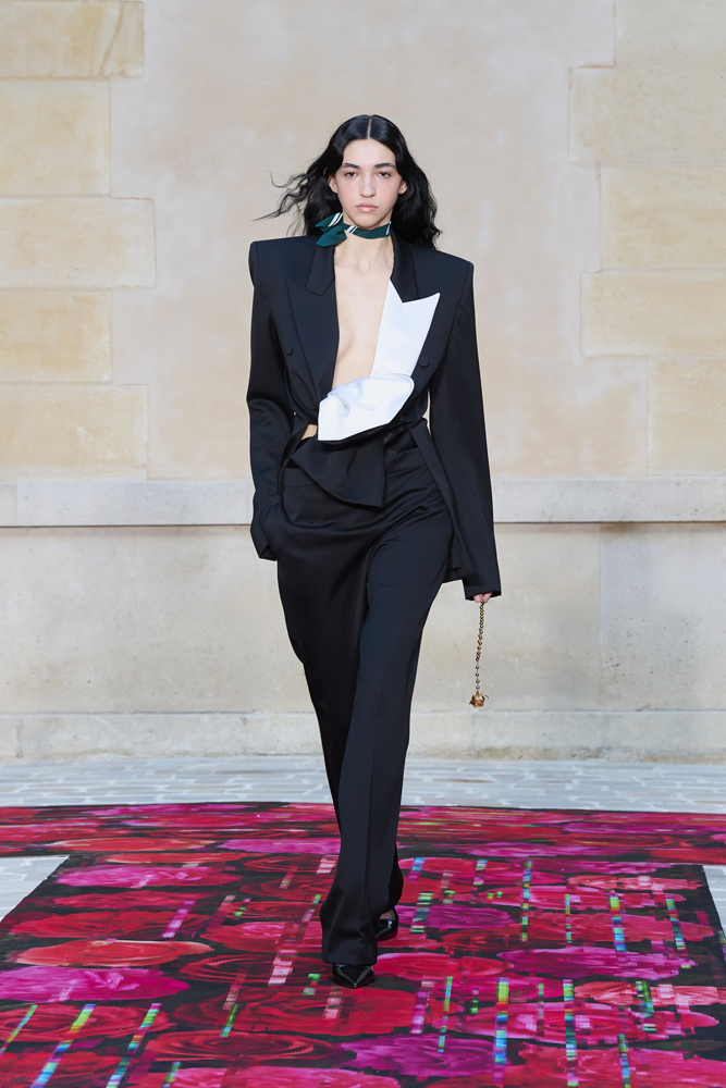 Le défilé Burc Akyol printemps-été 2026 à la Fashion Week de Paris