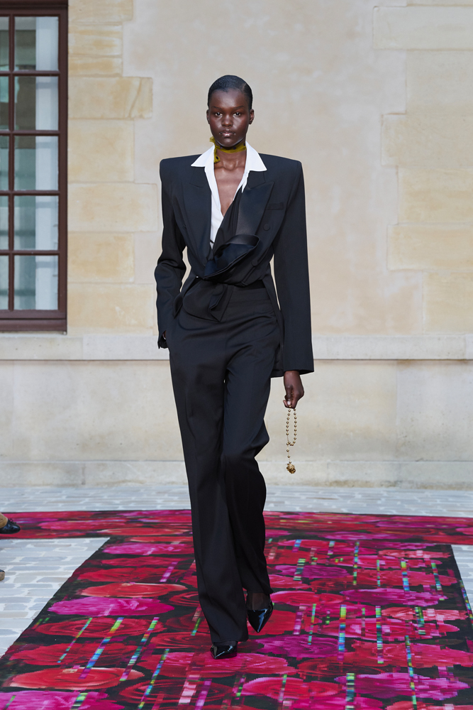 Le défilé Burc Akyol printemps-été 2026 à la Fashion Week de Paris