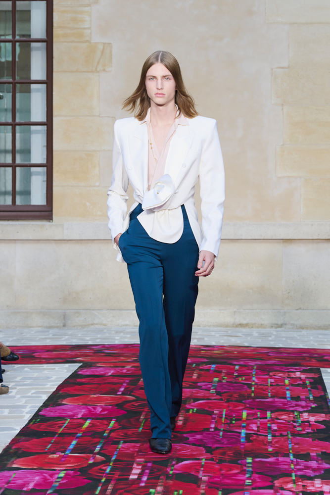 Le défilé Burc Akyol printemps-été 2026 à la Fashion Week de Paris