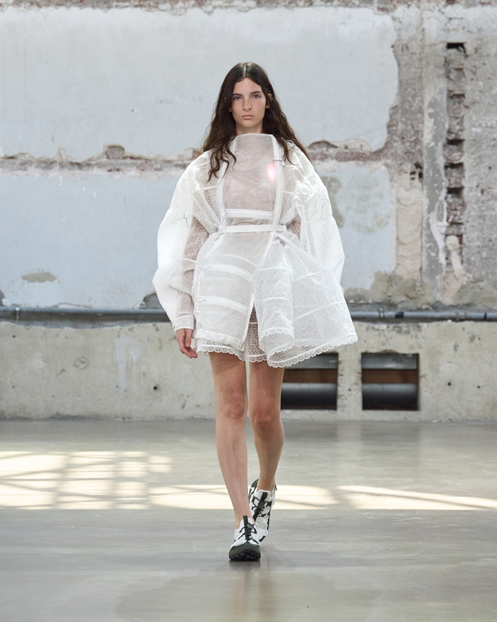 défilé cecilie bahnsen printemps-été 2026 à la fashion week de paris
