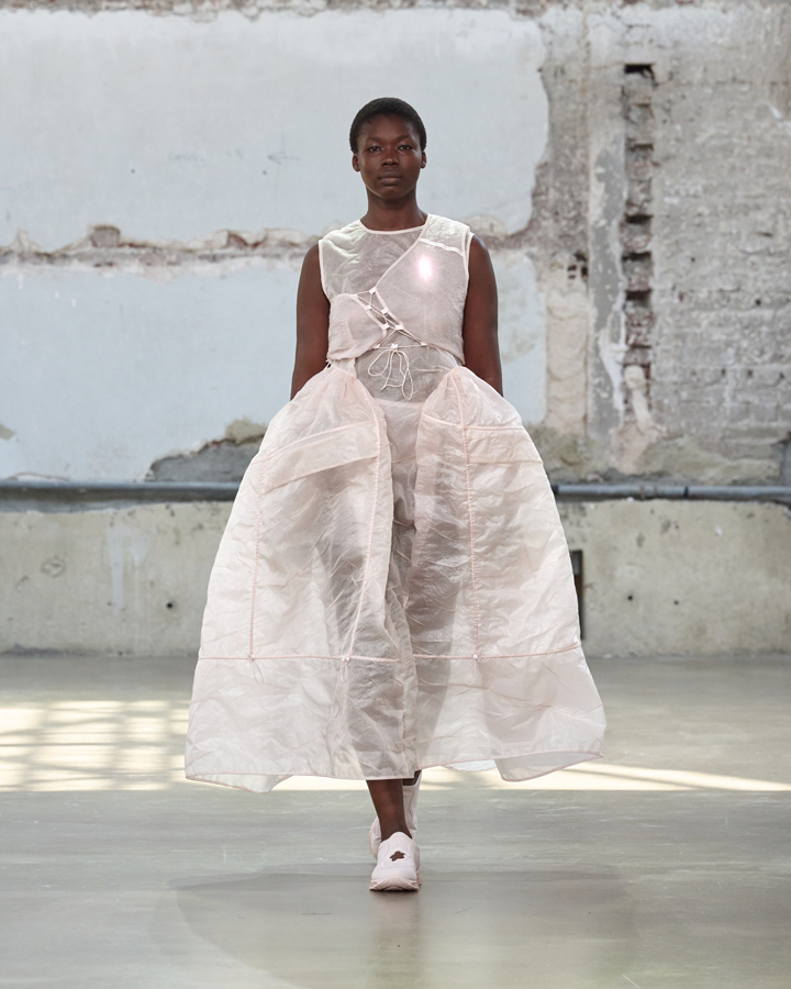 défilé cecilie bahnsen printemps-été 2026 à la fashion week de paris