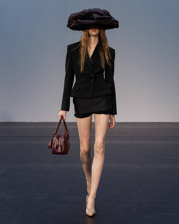 defile magda butrym printemps-été 2026 à la fashion week de paris 