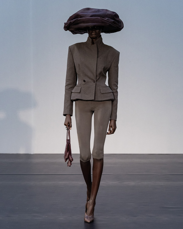 defile magda butrym printemps-été 2026 à la fashion week de paris 