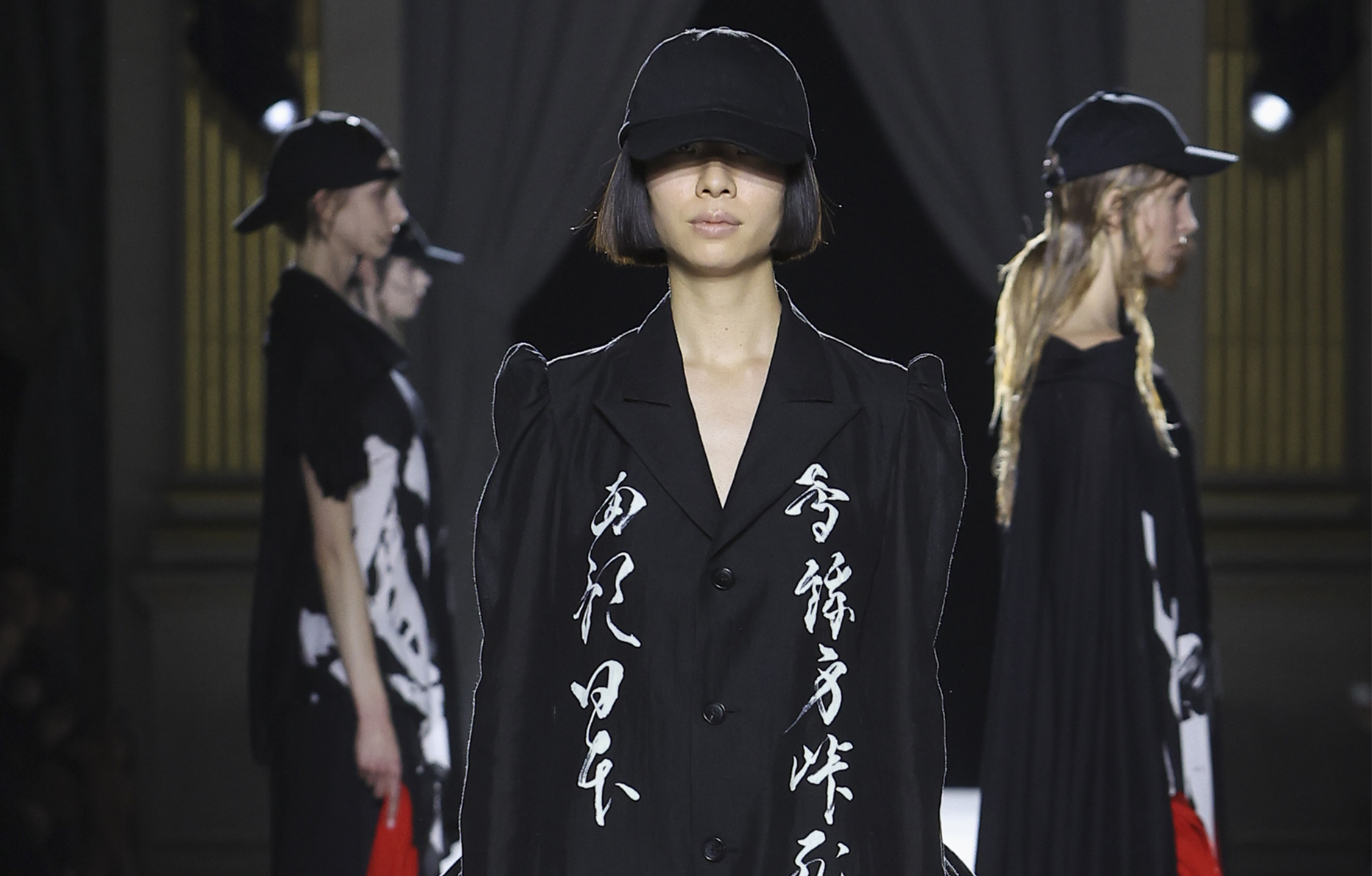 Le défilé Yohji Yamamoto printemps-été 2026.