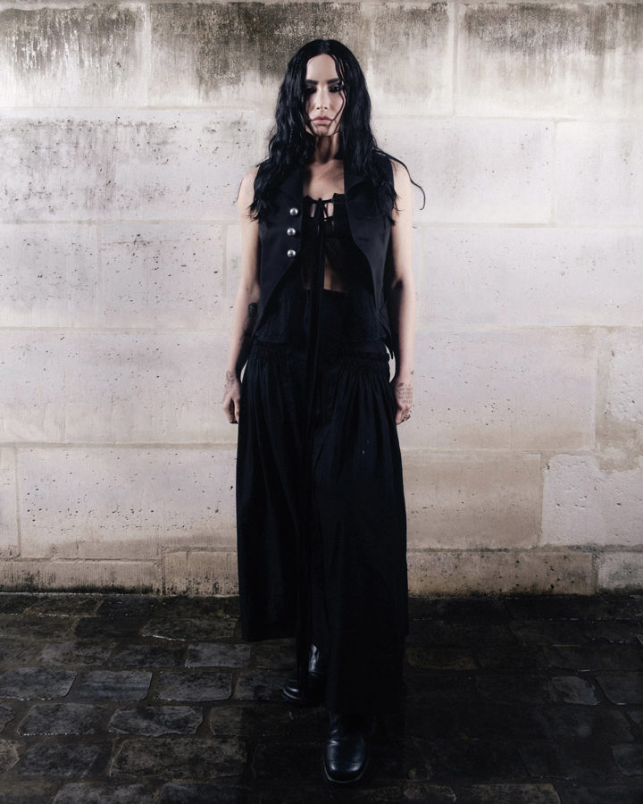 demi lovato au défilé ann demeulemeester à la fashion week de paris