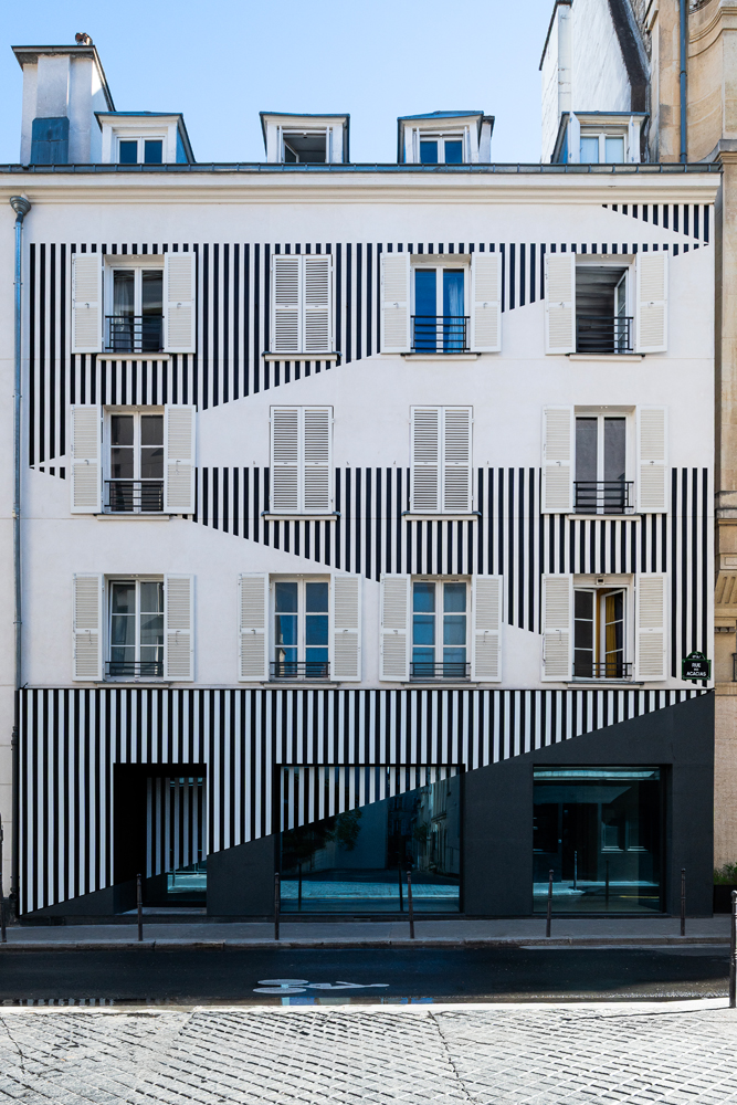 Daniel Buren, La Façade aux acacias, travail permanent in situ, Reiffers Mentorship 2025, Paris. 