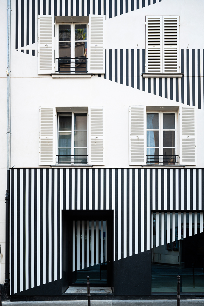 Daniel Buren, La Façade aux acacias, travail permanent in situ, Reiffers Mentorship 2025, Paris. 