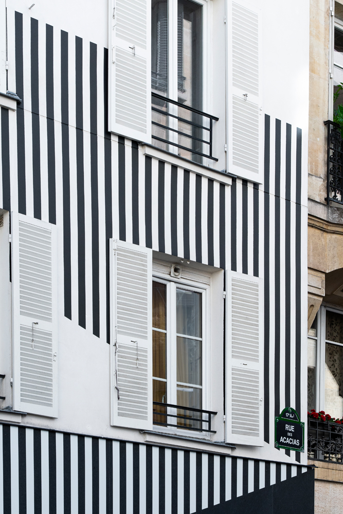 Daniel Buren, La Façade aux acacias, travail permanent in situ, Reiffers Mentorship 2025, Paris. 