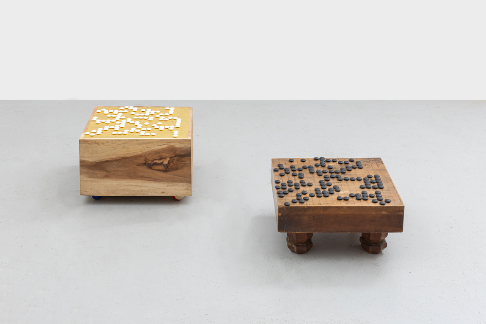 œuvre de l'artiste Rirkrit Tiravanija, untitled 2025 (white gos black gos) (2025) exposé à la galerie Chantal Crousel à Paris pendant la semaine de l'art 2025