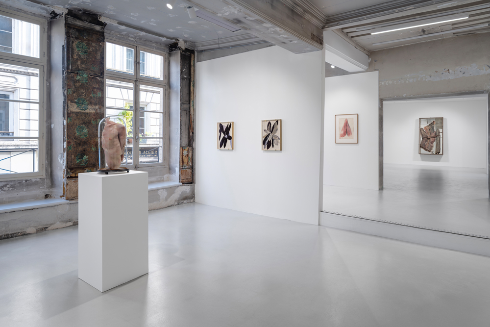 Vue de l'exposition “Besoin” de Berlinde de Bruyckere, du 10 octobre au 30 décembre 2025 à la Galleria Continua, Paris 3e