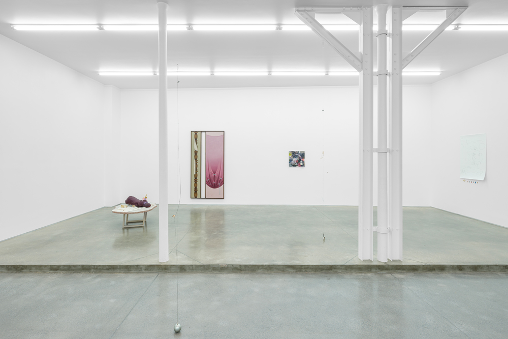 Vue de l'exposition “Props”, jusqu'au 29 novembre 2025 à la galerie Derouillon, Paris 3e.