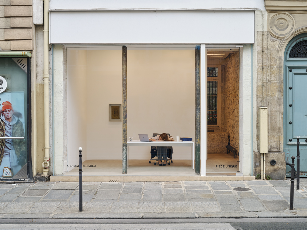 Vue de l'exposition “Elmgreen & Dragset. October 2025”, jusqu'au 31 octobre 2025 à la galerie Massimo de Carlo Pièce Unique, Paris 3e.