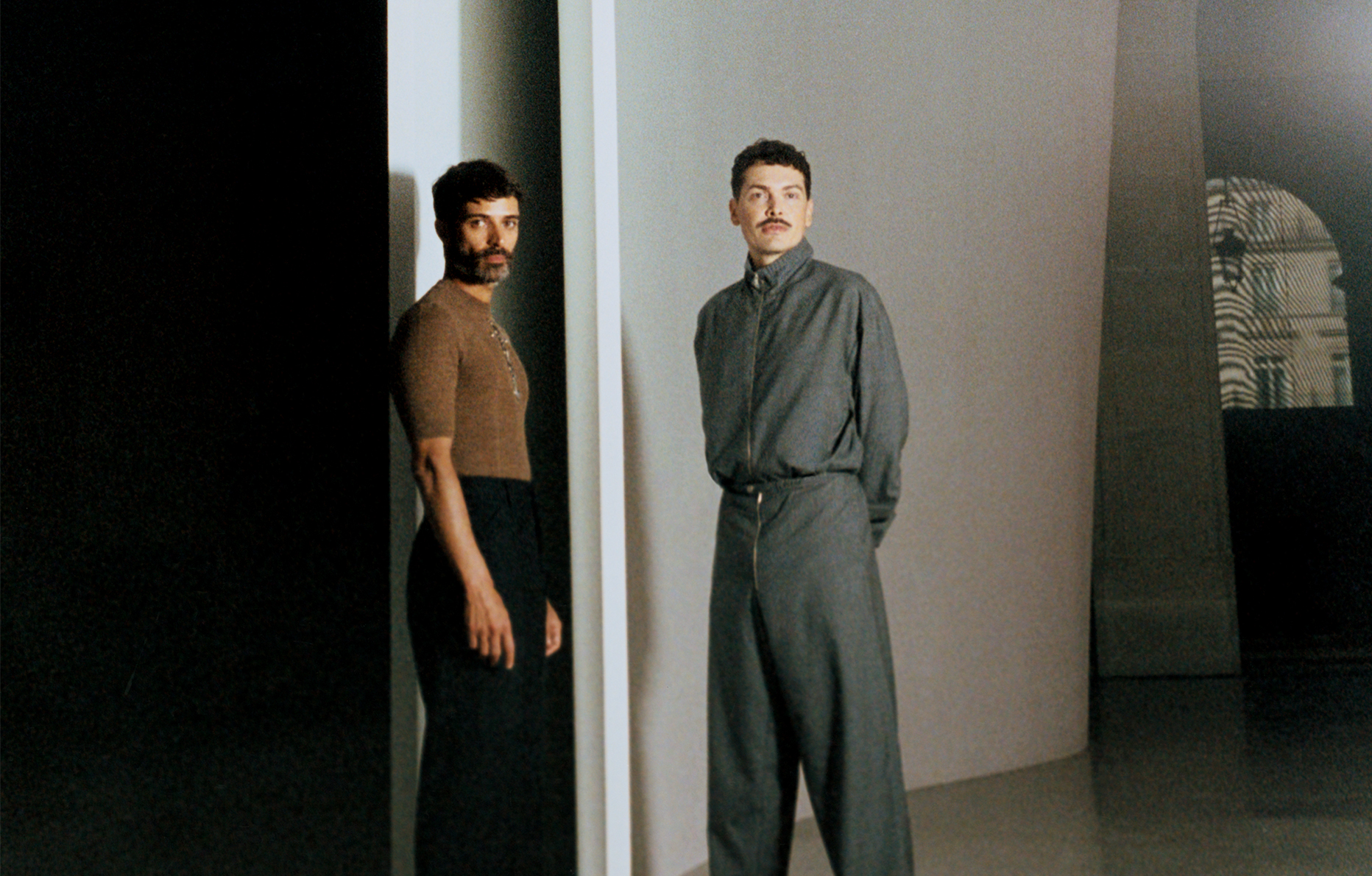 Le duo de designers Formafantasma photographié par Nick Chard dans le nouveau bâtiment de la Fondation Cartier, à Paris, en cover du Numéro art 17.