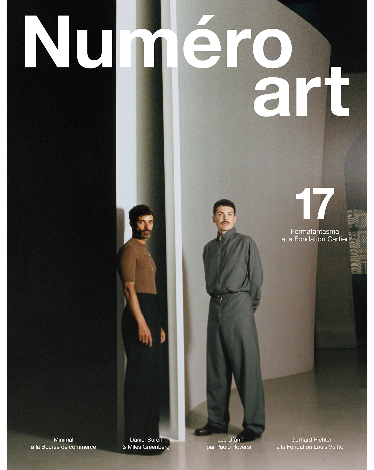 Le duo de designers Formafantasma photographié par Nick Chard dans le nouveau bâtiment de la Fondation Cartier, à Paris, en cover du Numéro art 17.
