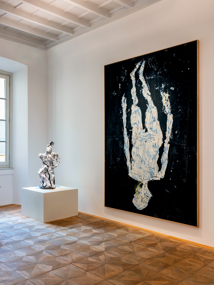 Vue de l’exposition de Georg Baselitz et de Lucio Fontana, L’aurora viene, chez Thaddaeus Ropac Milan, septembre 2025.