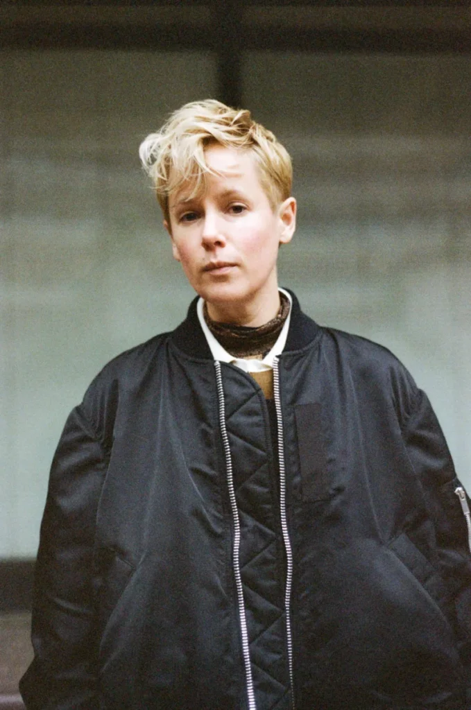 L'artiste Helen Marten pour Miu Miu pendant Art Basel Paris 2025.