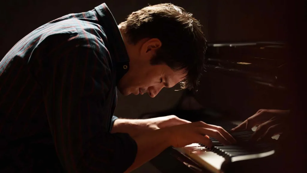 François Civil dans le film Deux pianos (2025) © Emmanuelle Firman - Why Not Productions.