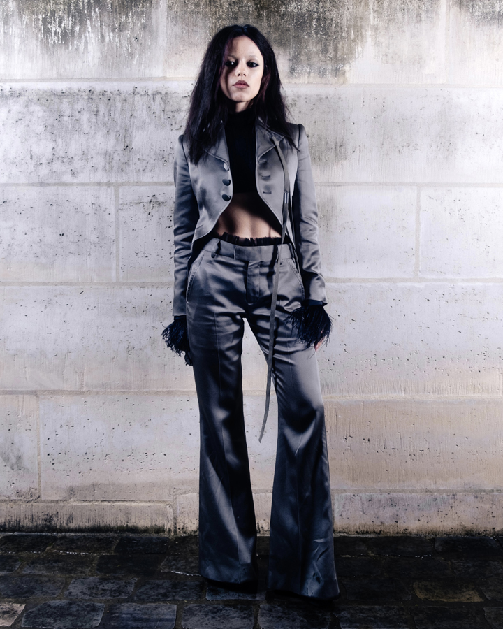 jenna ortega au défilé ann demeulemeester à la fashion week de paris