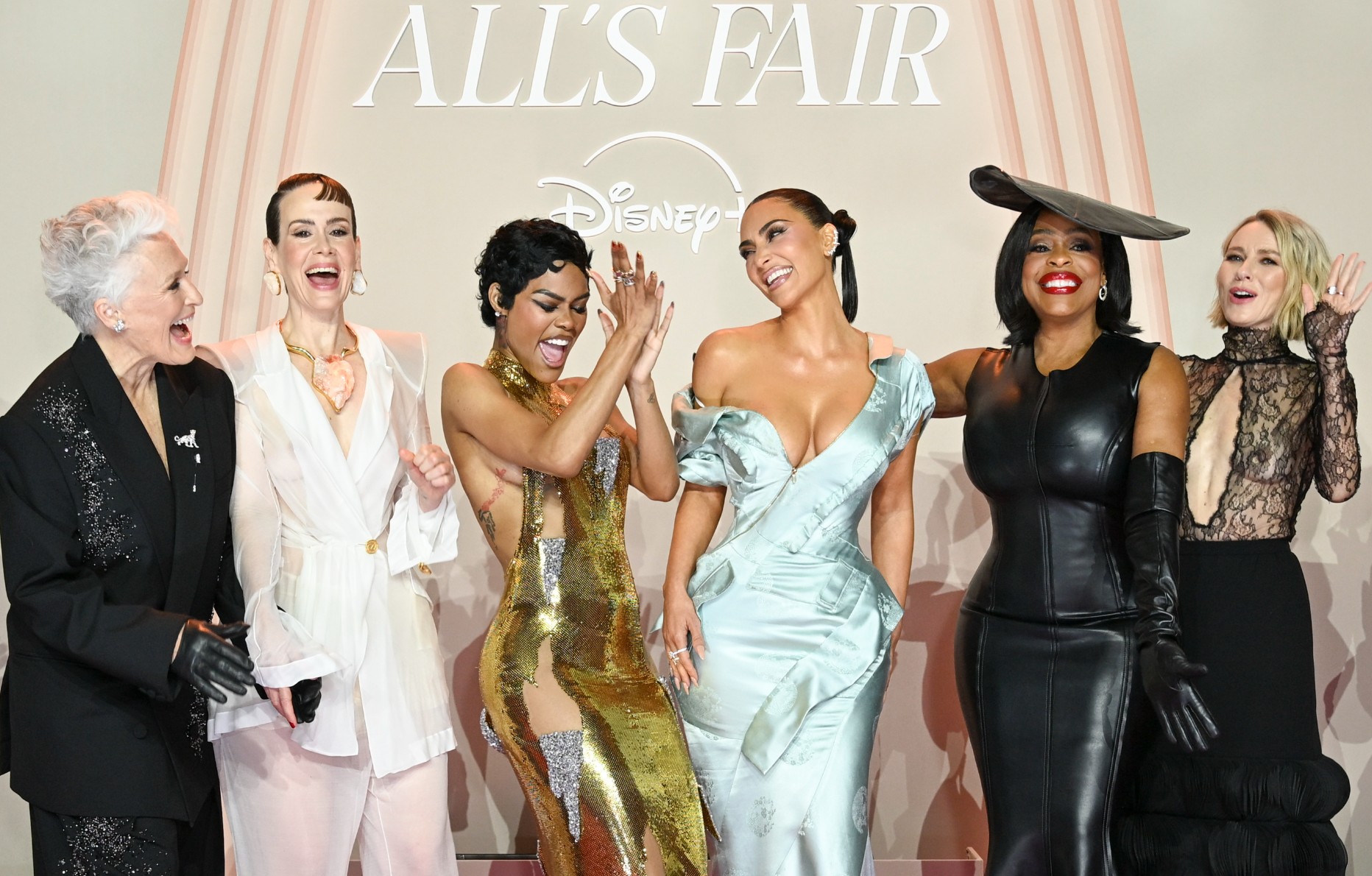 Glenn Close, Sarah Paulson, Teyana Taylor, Kim Kardashian, Niecy Nash-Betts et Naomi Watts à l’avant-première parisienne de All’s Fair, la nouvelle série de Ryan Murphy © Disney+/Hulu.