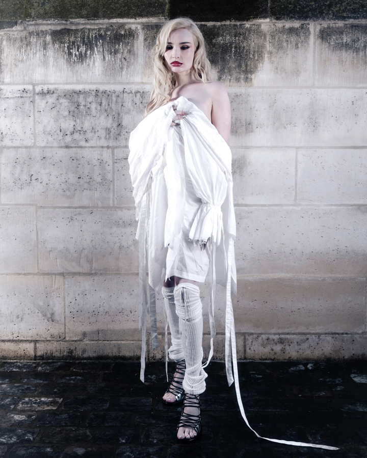 kim petras au défilé ann demeulemeester à la fashion week de paris