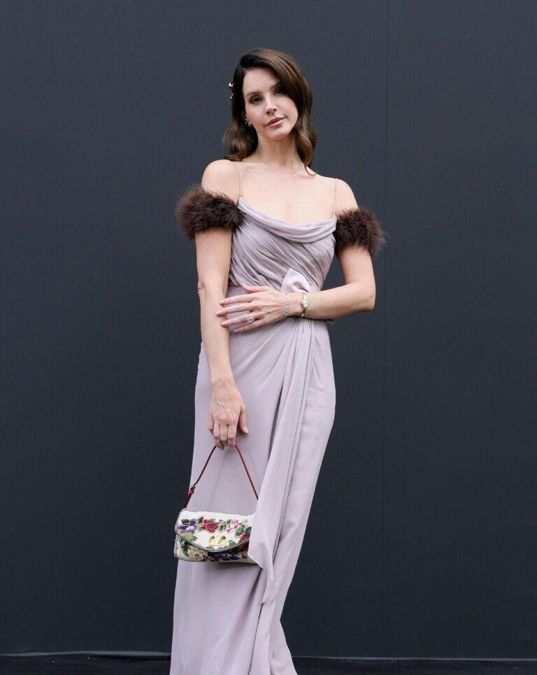 lana del rey au defile valentino printemps-été 2026 à la fashion week de paris