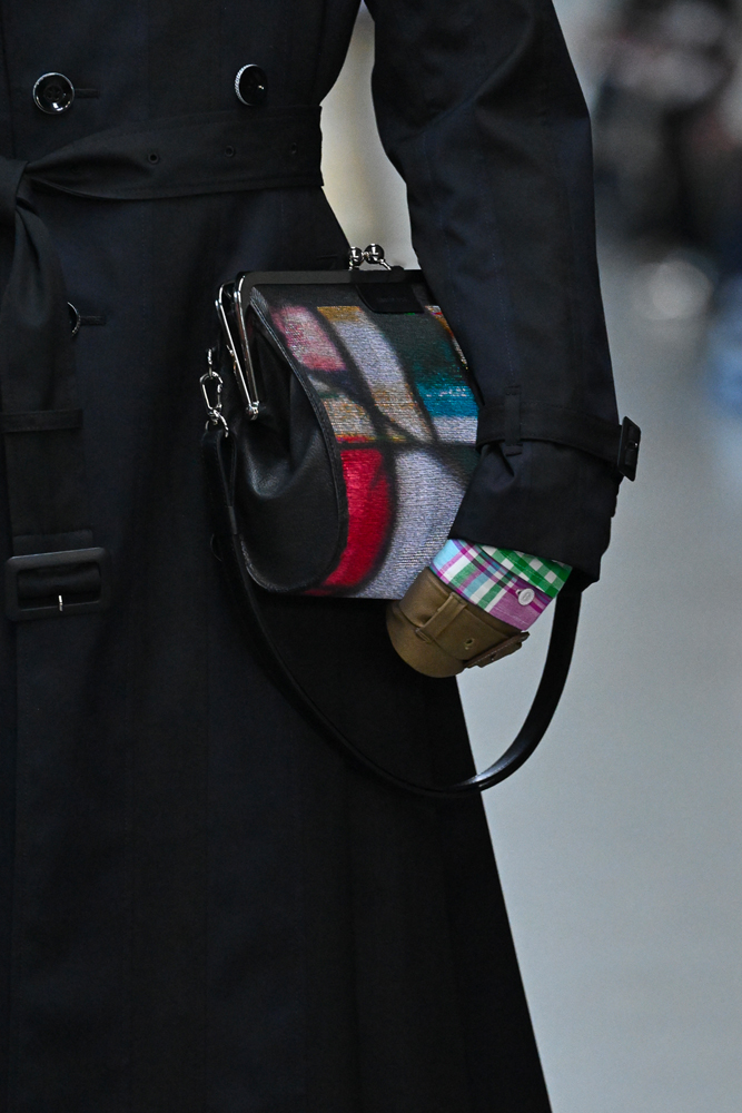 Les sacs à écran LED du défilé Anrealage printemps-été 2026 à la Fashion Week de Paris