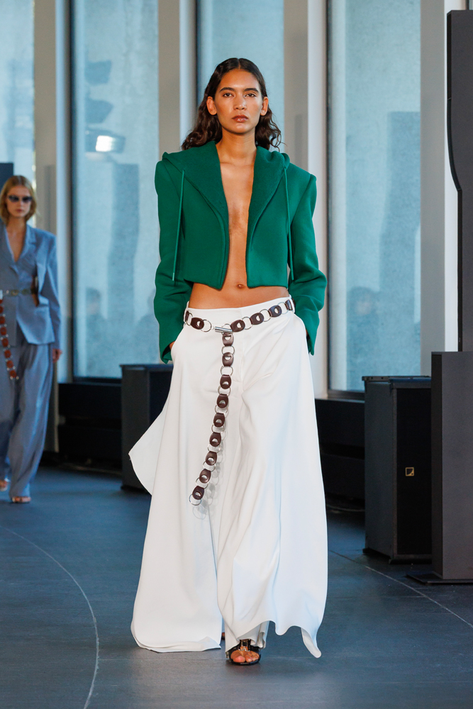 Le défilé Christopher Esber printemps-été 2026 à la Fashion Week de Paris