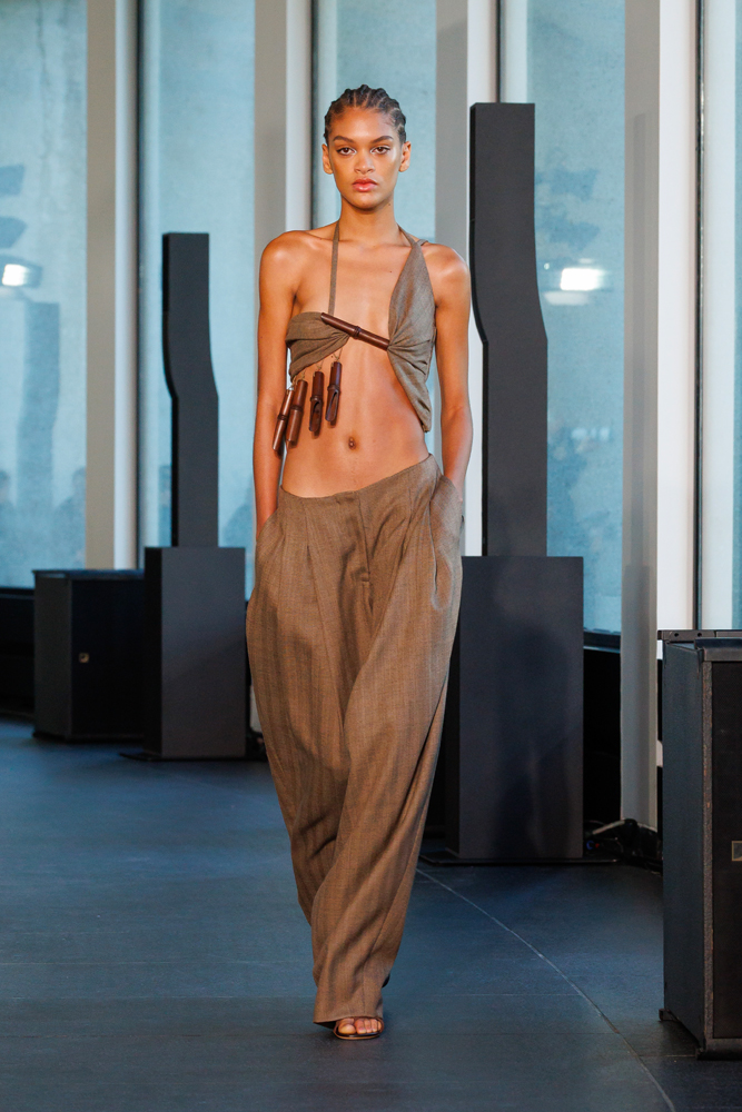 Le défilé Christopher Esber printemps-été 2026 à la Fashion Week de Paris