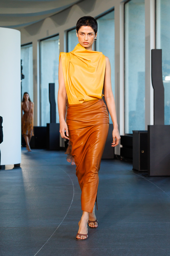 Le défilé Christopher Esber printemps-été 2026 à la Fashion Week de Paris