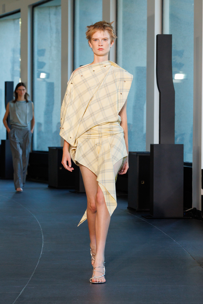 Le défilé Christopher Esber printemps-été 2026 à la Fashion Week de Paris