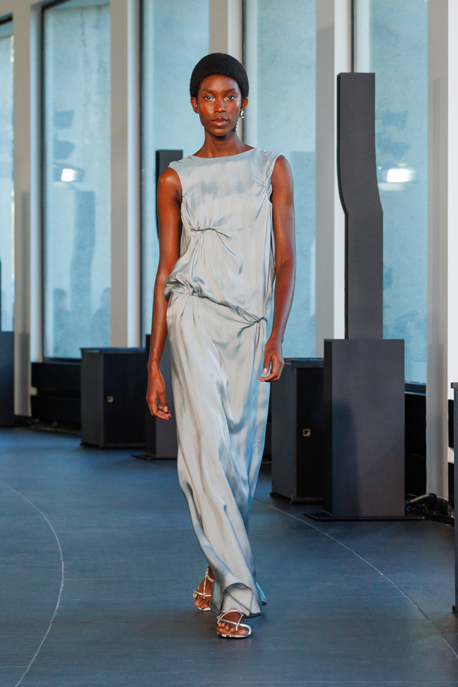 Le défilé Christopher Esber printemps-été 2026 à la Fashion Week de Paris