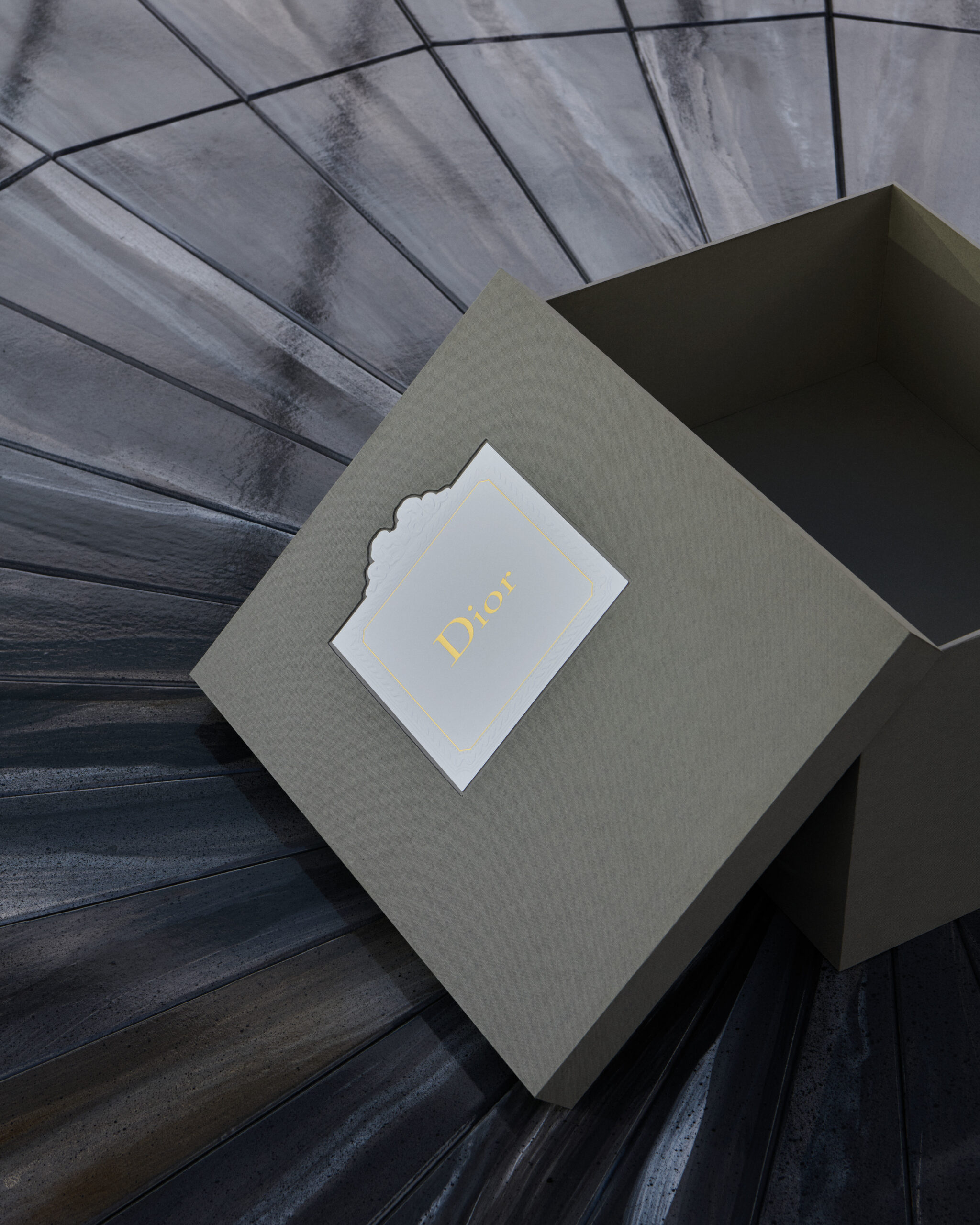 Le décor du premier défilé Dior femme printemps-été 2026 par Jonathan Anderson à la Fashion Week de Paris