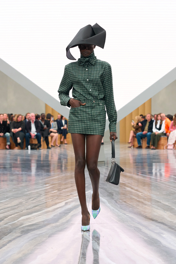 Le premier défilé Dior femme printemps-été 2026 par le créateur Jonathan Anderson à la Fashion Week de Paris
