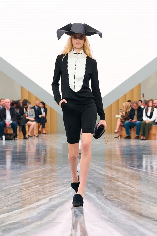 Le premier défilé Dior femme printemps-été 2026 par le créateur Jonathan Anderson à la Fashion Week de Paris
