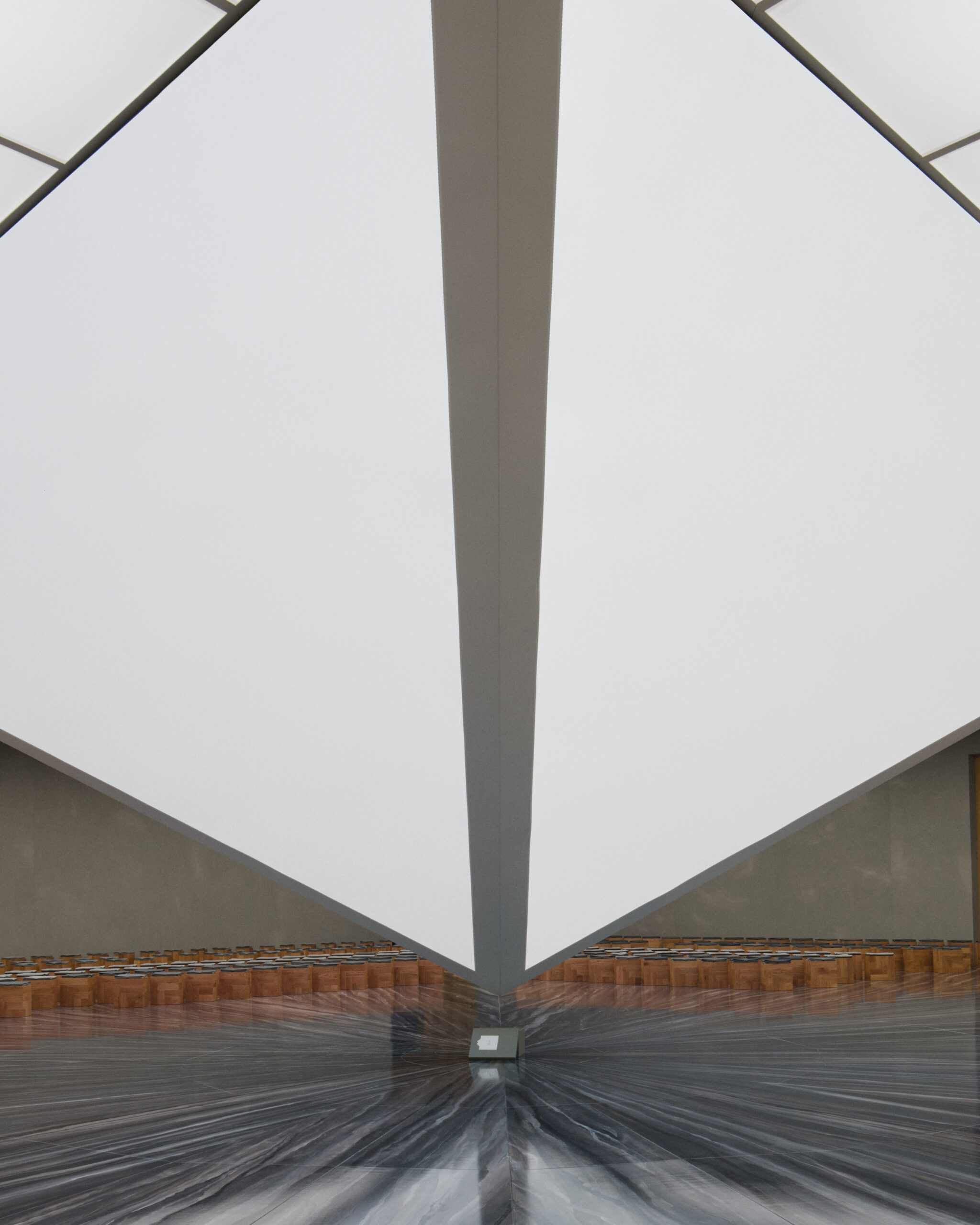 Le décor du premier défilé Dior femme printemps-été 2026 par Jonathan Anderson à la Fashion Week de Paris