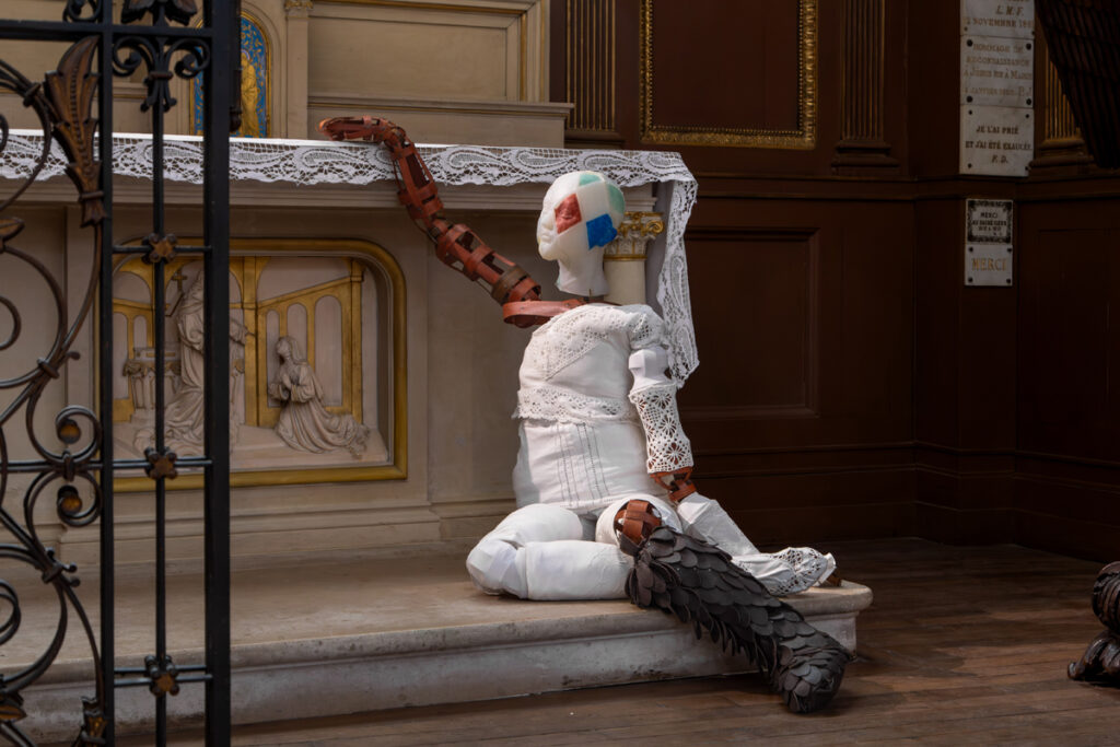 Cent Sommeils, Liselor Perez, Beaux-Arts de Paris, courtesy Rubis Mécénat, église Saint-Eustache, 2025. Photo / InstanT Productions.