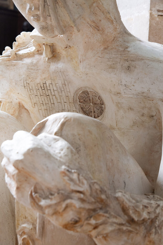 Cent Sommeils, Liselor Perez, Beaux-Arts de Paris, courtesy Rubis Mécénat, église Saint-Eustache, 2025. Photo / InstanT Productions.