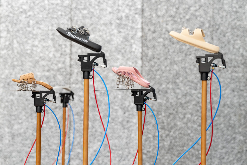 : vue de Sole crushing (2025) de Meriem Bennani. Réinterprétation de l’œuvre présentée initialement dans
For My Best Family à la Fondation Prada, en 2024. © Delfino Sisto Legnani, Fondazione Prada.