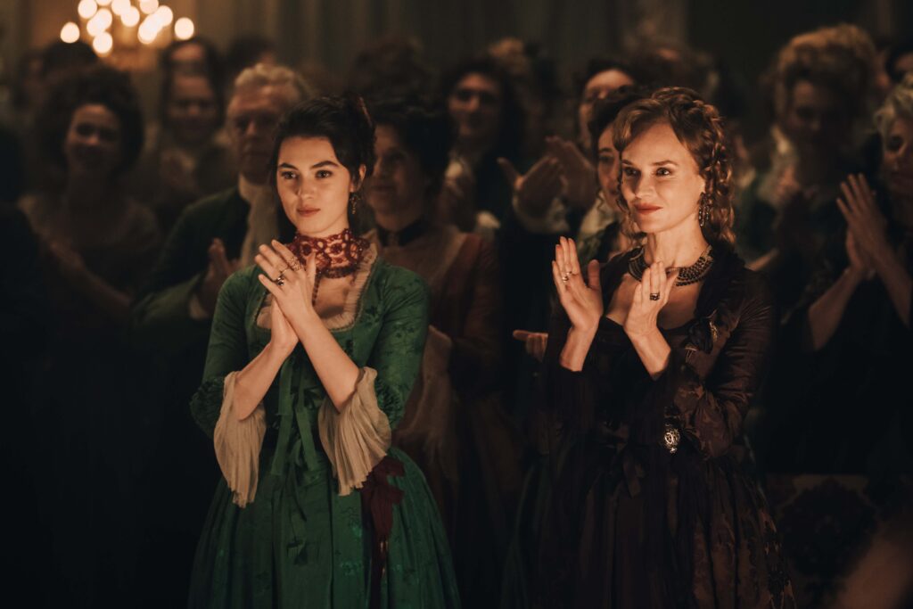 Les actrices Diane Kruger et Anamaria Vartolomei dans la série Merteuil (2025). © Caroline Dubois/HBO Max.