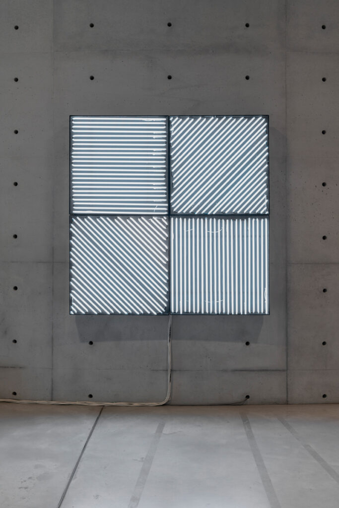 Dan Flavin, Alternate Diagonals of March 2 (1964) (to Don Judd) [1964]. Red and gold fluorescent light (Pinault Collection).<br>View of the exhibition “Minimal”, Bourse de commerce – Pinault Collection, Paris, 2025. © Tadao Ando Architect & Associates, Niney and Marca Architectes, Pierre-Antoine Gatier agency. Photo: Nicolas Brasseur / Pinault Collection.
